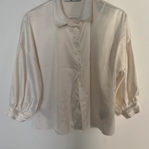 Vit Blus från NA-KD strl XS - Vit blus från NA-KD, använd endast ett fåtal gånger. Kan hämtas i Solna.