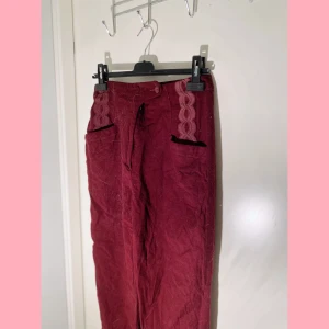 Vinröda byxor storlek S - Vinröda byxor i storlek 36/s! Supersnygga och skönt material inuti men säljes då de tyvärr är för små för mig som är en stor m- liten l! Använda 1 gång :) OBS: pris går att diskutera vid snabb affär ❤️