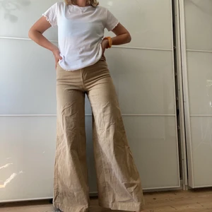 Beiga byxor - Ascoola helt nya byxor från United colors of benetton! Hör av er vid frågor⭐️