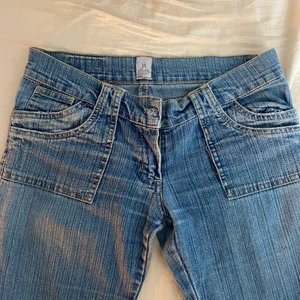 Lågmidjade bootcut jeans  - Säljer mina lågmidjade bootcut jeans! Har blivit för små så säljer därför❤️ På ena fickan har lite sömmar gått upp men annars inga defekter. Står M men skulle mer säga att det är xs-s 