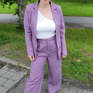 Lila kostym jacka - Snygg kostymjacka på storlek 32 (lite för smala axlar för mig- därför säljer jag) som jag använt en gång. Nypris ca 600kr, säljer för 250kr plus frakt!