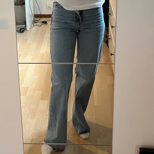 Zara jeans - Zara jeans i wide modell. Säljer på grund av för små. Jag har klippt av dem på längden så de ska passa på mig som är 165 cm ungefär. Köpare står för frakt✨