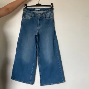 Helt oanvända jeans från Wera utsvägnda byxben (kunden betalar frakt)