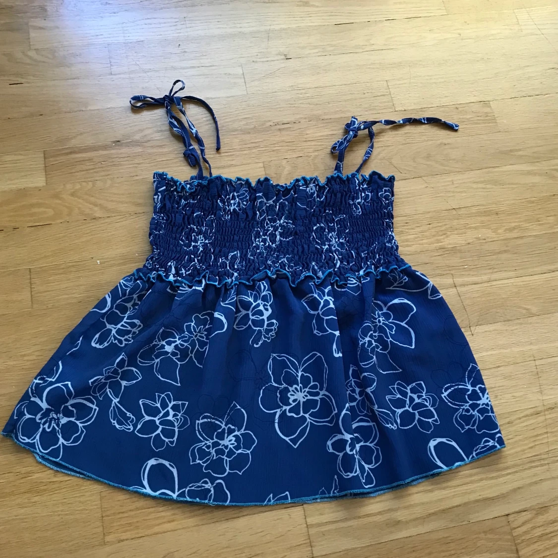 Gullig blå blommig topp - 90