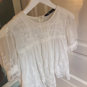 Blus - Vit blus ifrån Zara med blommor som mönster 💞 Den är ganska använd men fortfarande i fint skick, vid nacken som man kan se på en av bilderna så är det grått - jag vet inte vad det är men det skulle nog gå bort i tvätt 💞 högsta bud är på 200kr plus frakten