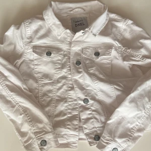 Vit jeans jacka  - Jättefin jeans jacka med fickor. Säljer för att den börjar bli för liten. Knappt använd, storlek 152. Köparen står för frakten.