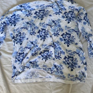 Blommig tröja  - Superfin tröja dock inte riktigt min stil. Lite urtvättad i materialet men inget som syns. Skulle säga att den passar S men då är den oversized 