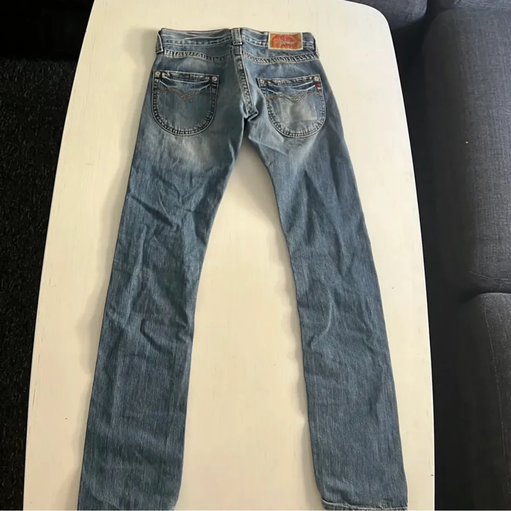 Lågmidjade replay jeans nypris 1500kr. Mått tvärsöver midjan är 37cm och innerbenslängden 86cm.. Jeans & Byxor.