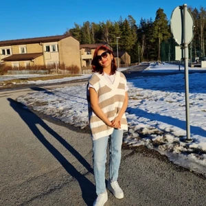 Stickad Väst - Snygg stickad vit & beige väst från Gina trickot 🤩 alldeles ny användes väldigt sällan, därför behöver plagget en ny användare 👊💙 storleken ser ut att vara L mer än M. Oversize!!! Helt klart ✅ 