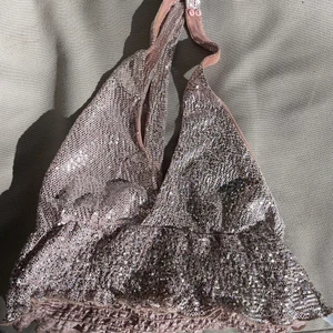 Festtopp  - Säljer denna glittriga festtopp eftersom den inte kommer till användning. Använd en gång. Köpt tidigare på Plick. Från berskha ursprungligen. Storlek s. 