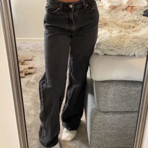Svarta yoko jeans storlek 24 - Säljer mina svarta Yoko jeans från monki dom är i storlek 24 och passar bra i längden på mig som är 157 cm❤️‍🔥❤️‍🔥 dom är använda några gånger men inget som syns ❤️‍🔥betala med Swish 