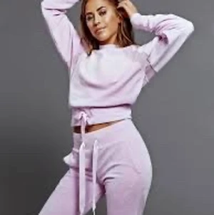 Rosa puma set  - Ett rosa puma set i velour. Ett samarbete med puma och Kenza. Jätteskönt och fint, säljer då det inte längre passar. Tröjan är storlek M och byxorna XL men de är små i storleken då jag brukade ha M även i nederdelar. 350 för byxorna, 200 för tröjan