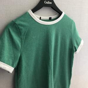 Grön t-shirt från BikBok 💚 Köpt secondhand och endast provad ☺️