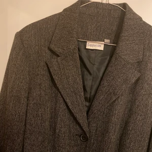 Kavaj i nyskick - Kavaj i nyskick från märket Cappuccini i strl. 40. 