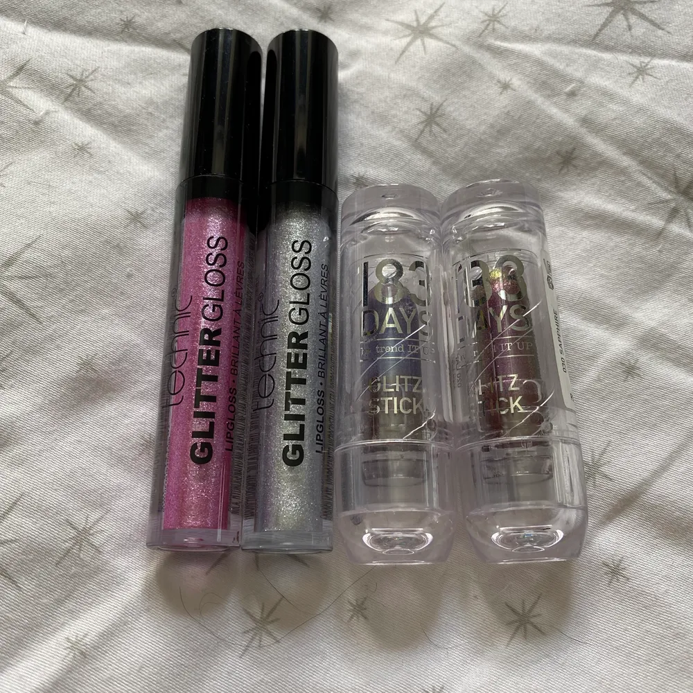 4 olika glitter sticks till smink💖 silver,rosa och lila färger, aldrig använda.  !!Alla säljes tillsammans!!. Övrigt.