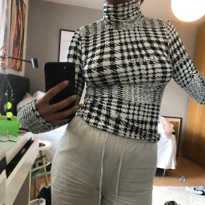 Fin polotröja frn H&M - Storleken är XS och endast använt vid ett tillfälle! Som i nyskick och i en jättefin print. Kan även erbjuda post via frimärken men då ansvarar jag ej för postens slarv. 