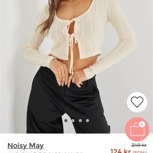 Oanvänd utan lappar  - Fin croppad cardigan från Noisy May i storlek M. Tunt material som passar perfekt nu vid sena sommarkvällar och tidiga morgnar.