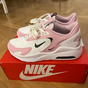 Nike Air Max Bolt - Super snygga Nike air max Bolt!  Oanvända i strl 37.5.  Vit/rosa