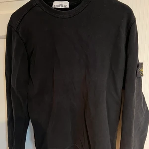 Stone island sweatshirt - Säljer nu min stone island sweatshirt, då den e för liten, hör av dig för mer bilder eller frågor. Priset är öppet för diskussion, självklart är tröjan äkta. De finns ett litet märke på ärmen längst ner, skicka ett meddelande så skickar jag bild på det.
