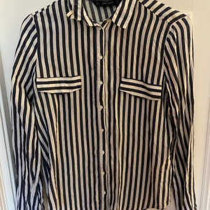 Skjorta  - Vit, blå randig skjorta från Zara