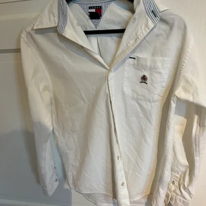 Retro tommy hilfiger skjorta - Säljer nu min tommy hilfiger skjorta, då den e för liten, hör av dig för mer bilder eller frågor. Priset är öppet för diskussion. Skjortan är rätt använd men inga märkvärdiga problem.