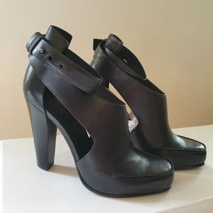 Pumps läder skinn &other stories strl 39 - Pumps i äkta läder strl 39. Klackhöjd ca 11 cm. Sula och Innersula också läder. Ankelstrap håller foten på plats, Använda endast 1 gång, som nya. Märke &other stories. Väldigt eleganta och samtidigt trendiga 