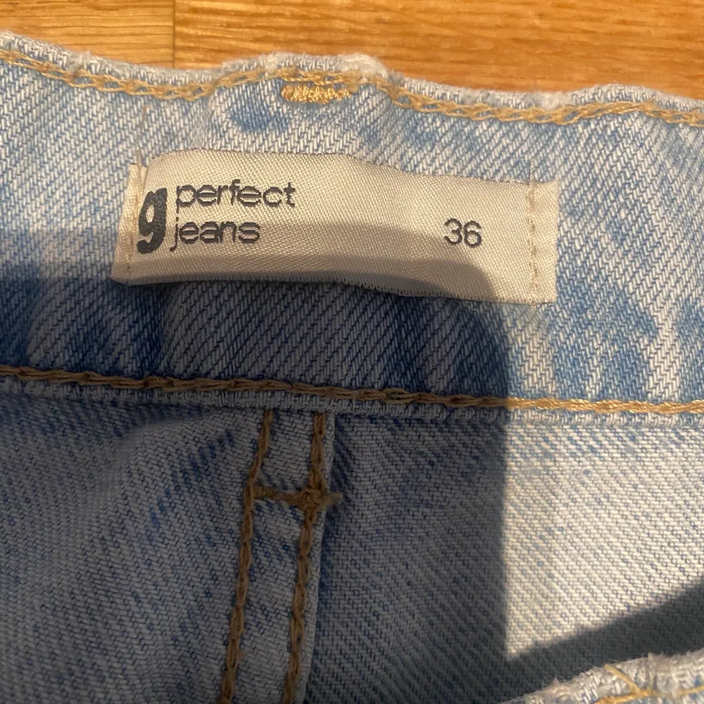 Ett par ljus blå jeans från Gina med hål i knäna. I storlek 36. Köpta på Nelly, nypris 599 kr. Relativt använda, säljes pågrund av att de inte passar mig längre . Jeans & Byxor.