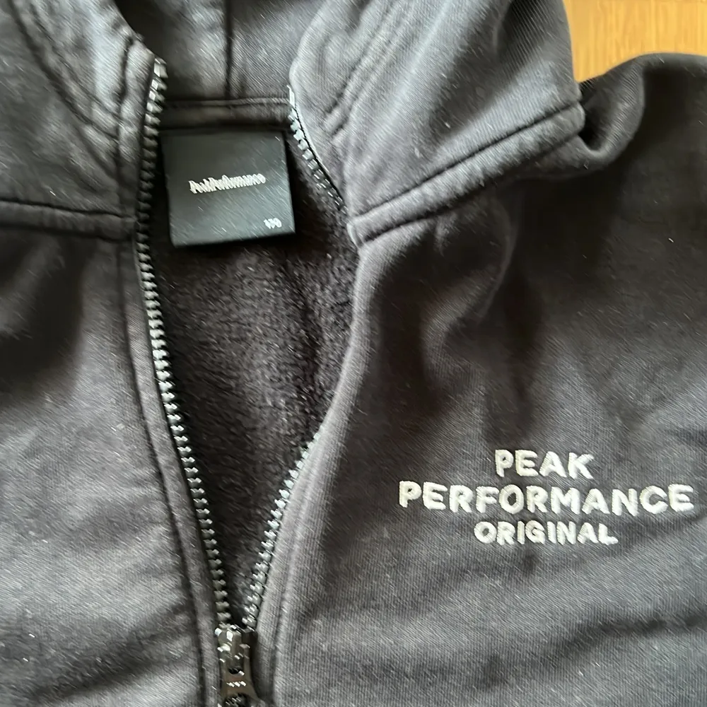 Mysig kofta från Peak Performance köpt i peak performance butiken i stockholm city. Ganska använd men inga ytliga skador. Strl 170 men kan användas upp mot M i vuxen. . Tröjor & Koftor.