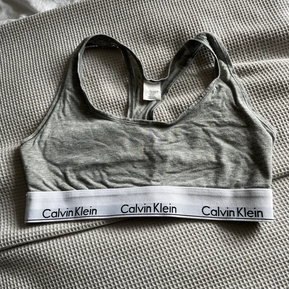 Grå Calvin Klein topp i storlek medium. Använd 1 gång så i mycket fint skick. . Toppar.