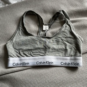 Calvin Klein topp bh - Grå Calvin Klein topp i storlek medium. Använd 1 gång så i mycket fint skick. 