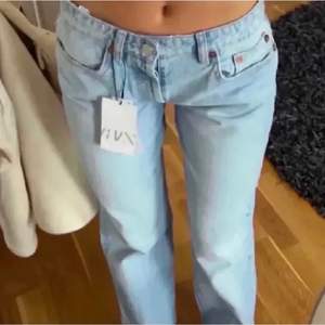 Ljusblå zara midwaist jeans! Storlek 36, använda två gånger 