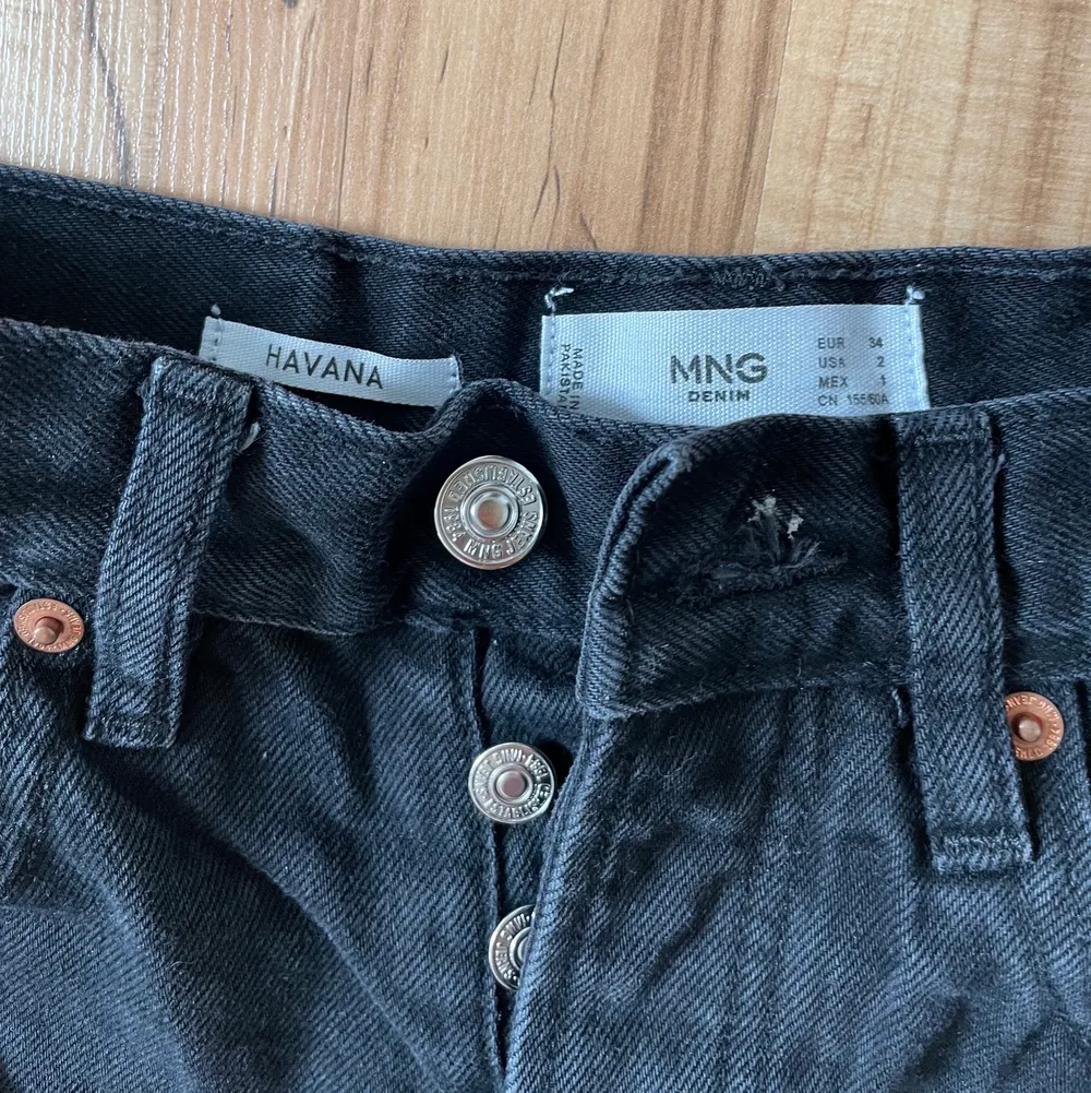 Raka jeans från mango i modellen ”Havana”. Använda endast några få gånger eftersom de inte passade mig. 💕 Nypris 399 men säljer för 150.. Jeans & Byxor.