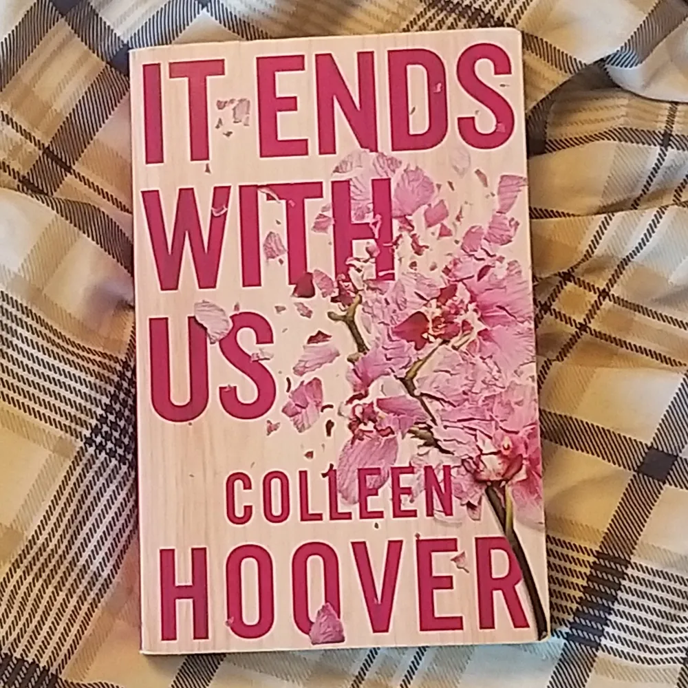 It ends with us av colleen hoover på engelska. Böcker.