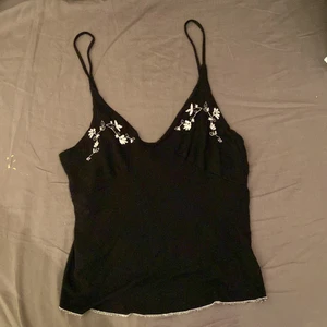 Linne - Gulligt linne i storlek 10-12! Har ingen aning vad det är för märke men det står atmosphere ❤️