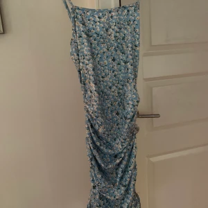 Blommig bodycon klänning - En blå, blommig bodyconklänning från shein. Använd ett fåtal gånger och är som ny. (Skriv gärna efter fler bilder)