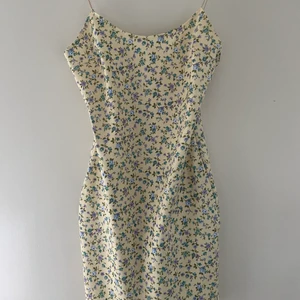 Blommig klänning  - Gul sommarklänning 