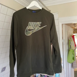 Vintage Nike sweatshirt - En mörkgrön Nike sweatshirt! Pris kan diskuteras:)