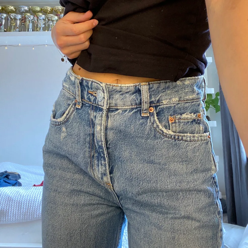 Ljusblåa lite ribbade jeans från Gina Tricot perfect jeans. Momjeans. Tvättas i 30°C. ✨. Jeans & Byxor.