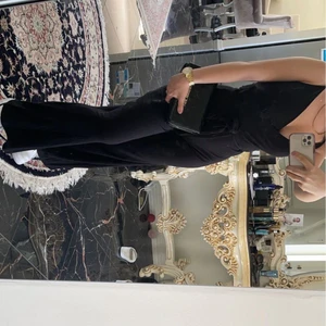 Bodysiut - Vet direkt inte vad jag ska kalla detta plagg men det är en suit med band som man knyter runt magen. Använt denna ca 2 gånger. Jätte bra material därav säljer jag denna då det inte är i min smak längre. Storlek S samt säljes för 250.  