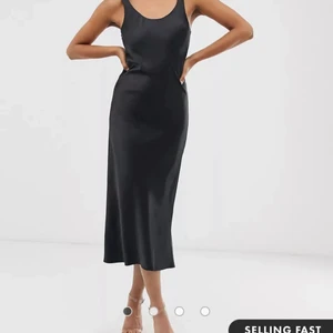 Svart satinklänning från ASOS strl 36 - Säljer min helt nya och oanvända svarta satinklänning från ASOS då jag ska flytta. Den sitter som en smäck och är perfekt nu i sommar men även till fina partyn i höst! Köparen står för frakten! 