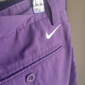 Lila nike golfbyxor - Färgen är mer korrekt i första bilden.