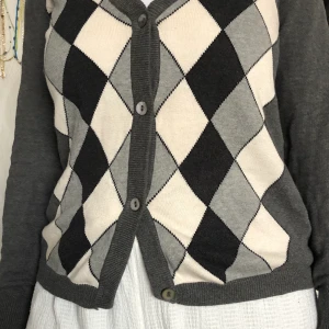 Kofta  - En rutig tröja/kofta i storlek S. Den är från Scenario. Säljer den för den ej kommer till användning längre💕💕