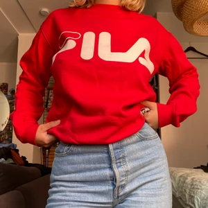 Röd collegetröja  - Röd collegetröja från Fila. Sparsamt använd men med en liten liten svart fläck på trycket som inte gör bort. Kan skicka detaljbild vit intresse