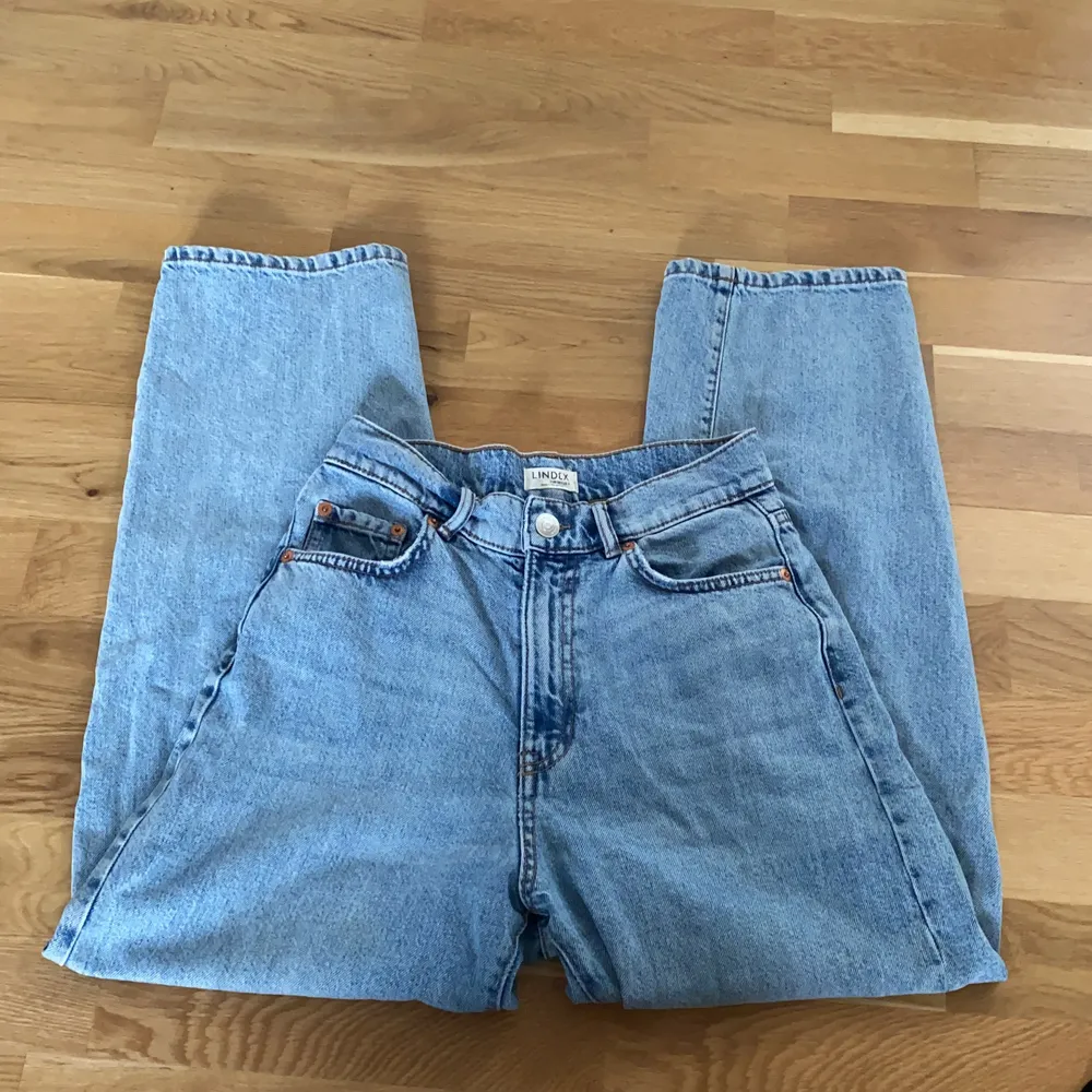 Blåa jeans från Lindex💓 andvänt dom ganska mycket men dom är i bra skick! Nypris runt 300 kr! 150 kr + frakt 📦 . Jeans & Byxor.