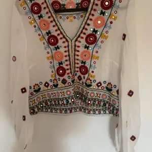 Säljer denna zara tröja som är så härlig och fin, försökt att hitta på nätet men finns inte så tror den inte går att beställa på hemsidan längre! köpt för 399 kr har jag för mig och säljer för 200 + frakt, tryck inte på KÖP DIREKT!!