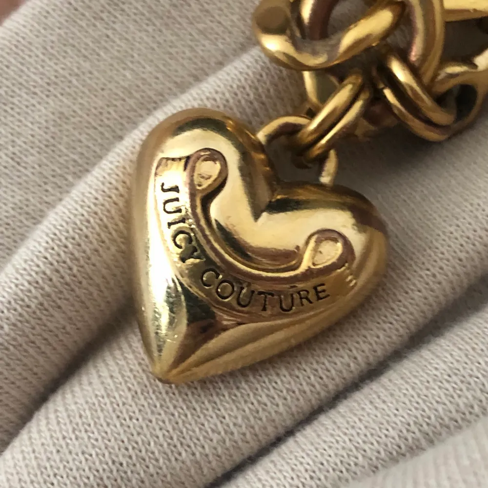 Säljer mitt guldiga juicy couture armband pgr av att den inte kommer till användning, inte äkta guld.. Accessoarer.