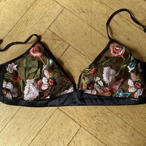 Topp - Broderad meshtopp/bh. Så söt och enbart provad.