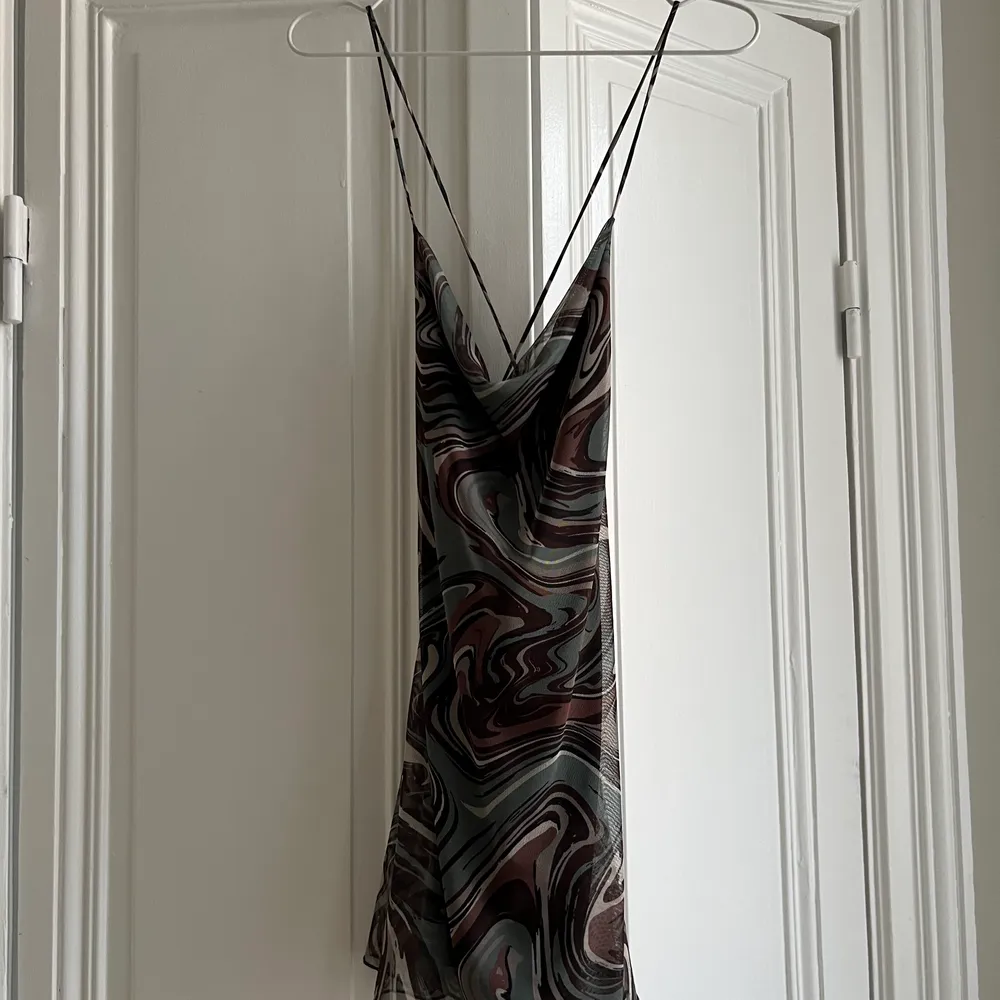 Minidress with open back and cross straps. Pretty swirl pattern . Klänningar.