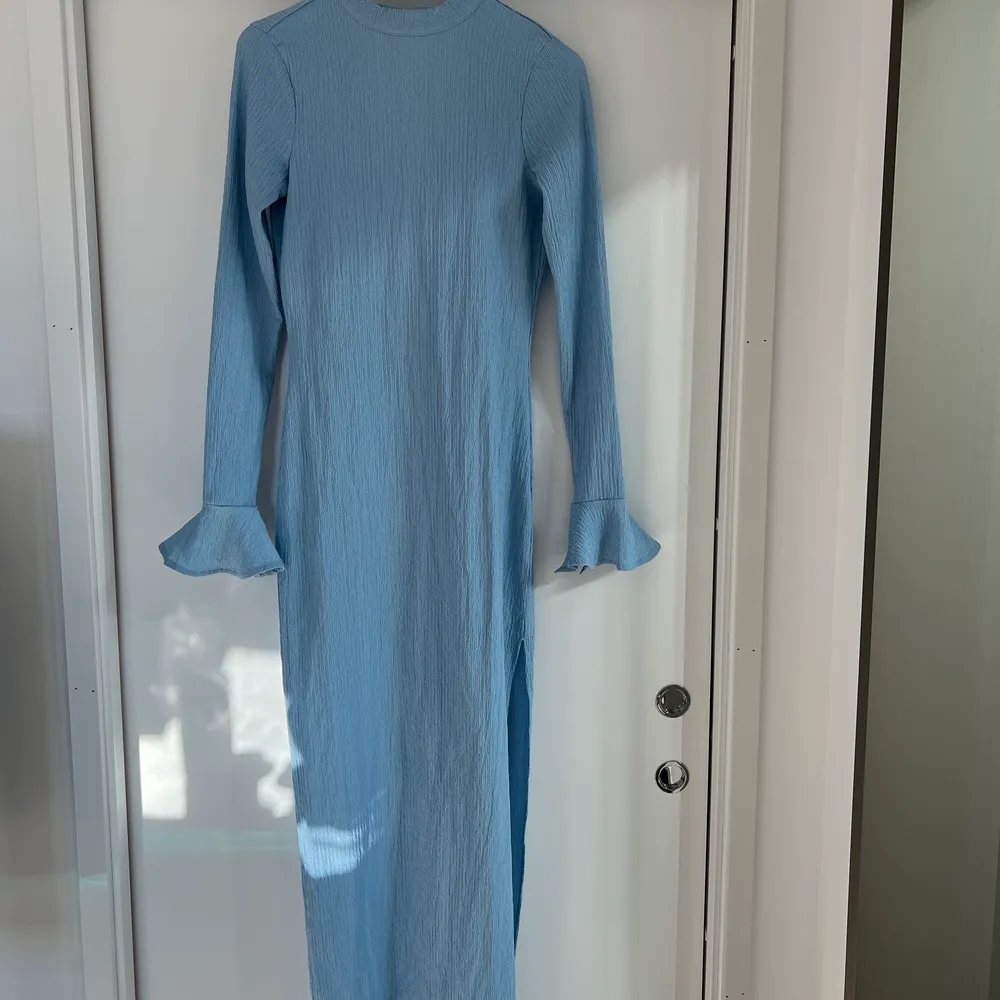 Ljusblå klänning från NAKD x Hanna Schönberg i strl M. Öppen rygg och slits på ena sidan. Använd 1 gång.  Köparen står för frakten. . Klänningar.