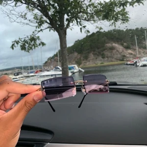 Solglasögon  - Fräschaste glasögonen till sommaren ☀️  Färg: guld/lila/rosa  Kan mötas upp nära Uddevalla, men kan även frakta om ni står för kostnaden 